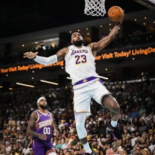 Le vétéran de 39 ans LeBron James, toujours en pleine forme, se lance à nouveau dans la compétition de pré-saison de la nouvelle saison